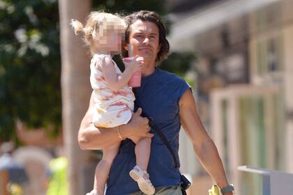 Orlando Bloom hace compras con su hija Daisy Dove en Los Ángeles