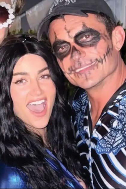 Orlando Bloom posa con Rachel Lynn
Matthews, una actriz que se disfrazó con un traje
similar al que Katy Perry, la ex pareja del actor,
usó en su corto viaje al espacio, en abril pasado