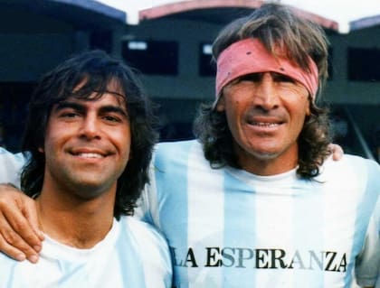 Orlando Netti con el "loco" Gatti, emblema del Boca los 80