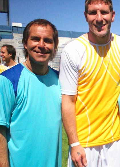 Orlando Netti con otro "loco": junto a Palermo en un partido a beneficio
