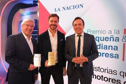 Orlando Travi, director de Faen, y Leandro Completa, CEO de Faen y ganador del Oro, junto a José Del Rio, secretario general de Redacción de LA NACION