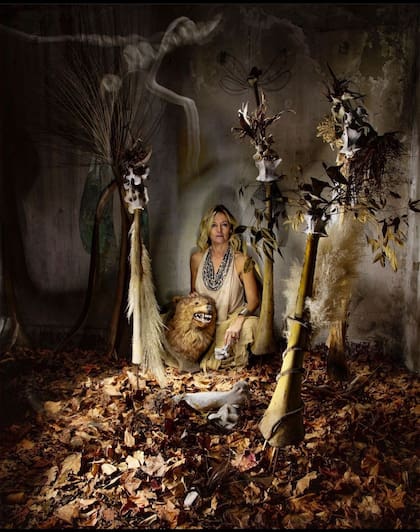 Orlowski retratada por Arturo Aguiar con la instalación que recrea libélulas