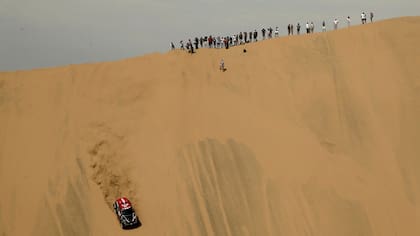 Orly Terranova en las dunas de Pisco