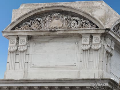 Ornamentación con flores, guirnaldas y laureles en una de las torres