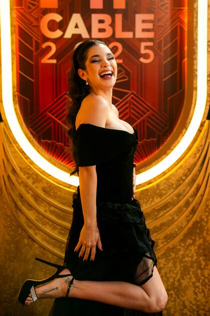 Ornella French, ganadora como Revelación por Emprendi2, posó súper divertida con un vestido que se destacó por su vaporosa falda de tul y un escote profundo. La conductora y productora complementó su outfit con unas sandalias con tira de strass