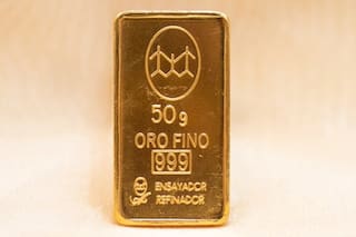 Oro cae por alza del dólar; crisis en Oriente Medio aviva temor inflacionista