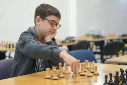 Oro ganó cuatro partidas, empató cuatro y perdió una sola, en un estupendo rendimiento en el Iberoamericano; obtuvo tablas contra el fuerte gran maestro Paco Vallejo.