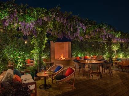Oroya, un jardín con césped real y la piscina en altura más grande de Madrid (sólo para huéspedes del hotel The Madrid Edition).