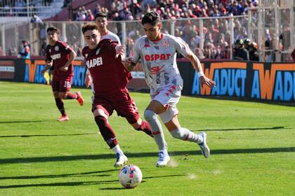 Orozco, delantero de Lanús, persigue a Esquivel, lateral izquierdo de Unión