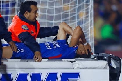 Orozco se retira en camilla luego de sufrir una grave lesión en la Liga MX
