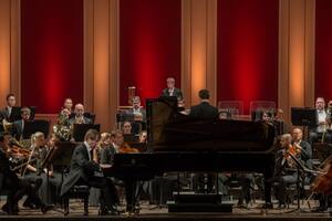 Orquesta Filarmónica de Lieja, su director, Gergely Madaras y el pianista Nikolay Lungansky, anoche en el Teatro Colón