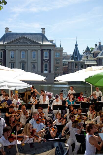 Orquesta local ofrece concierto gratuito en señal de protesta por un recorte presupuestario a la cultura, frente al lago Hof Vijver.