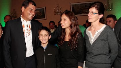 Correa, junto a dos de sus tres hijos, Rafael y Anne Dominique, con su mujer, Anne, el año pasado