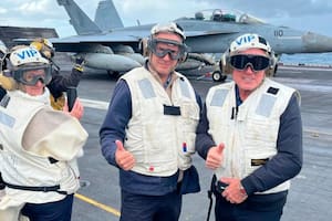 Orsi también visitó el portaaviones norteamericano USS Nimitz y desató una polémica en Uruguay