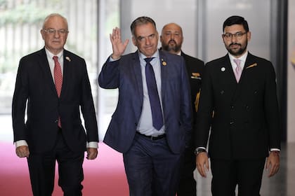 Orsi saluda a los periodistas a su llegada a la cumbre de la CELAC-ÁFRICA en Bogotá, Colombia, el 21 de marzo de 2026