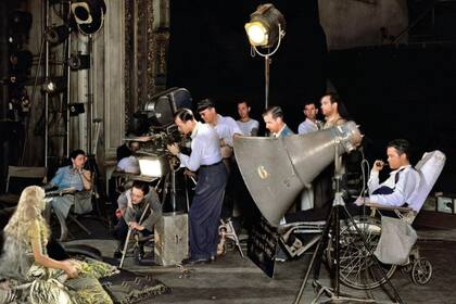 Orson Welles en silla de ruedas luego de su caída en el set, dirige una escena de El ciudadano protagonizada por Dorothy Comingore, quien interpretaba a la segunda esposa de Kane, inspirada en Marion Davies
