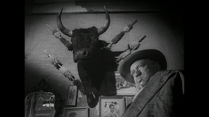 Orson Welles repitió las tomas contrapicadas que había ensayado en El ciudadano para acentuar el poderío y la arrogancia del personaje