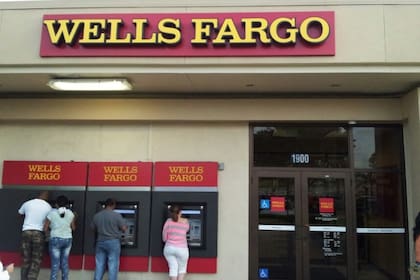 Orta llevó los documentos requeridos a una sucursal de Wells Fargo, aunque aseguró que el banco ya los tenía desde hace tiempo y que estos no caducan