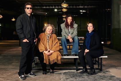 Ortega junto a Rita Cortese, Valentina Zenere y Ana Garibaldi