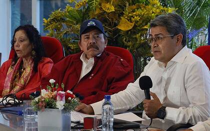 Ortega y Murillo, junto al presidente de Honduras, Juan Orlando Hernández  (Photo by Honduran Presidency / AFP)