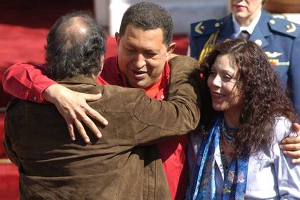 Ortega y Murillo saludan a Chávez, en una cumbre del ALBA en 2008, en Caracas