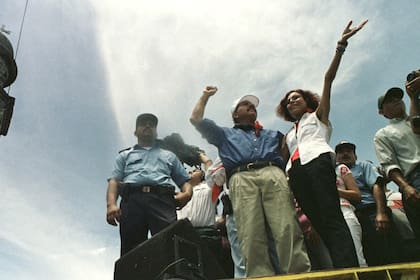 Ortega y Murillo saludan a sus seguidores en Managua, en 1999
