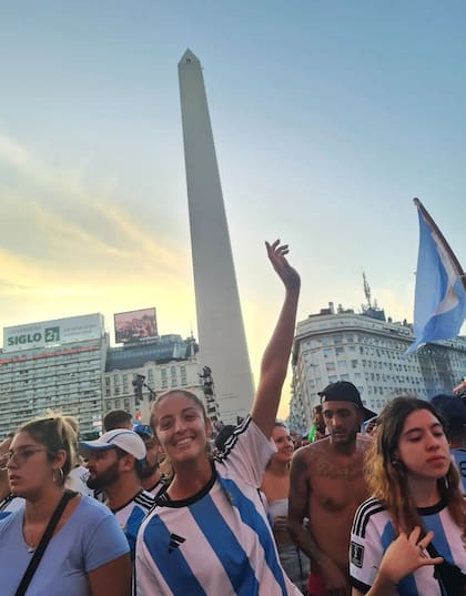 Ortenzi, en el Obelisco, celebrando el título mundial de la selección argentina en Qatar 2022