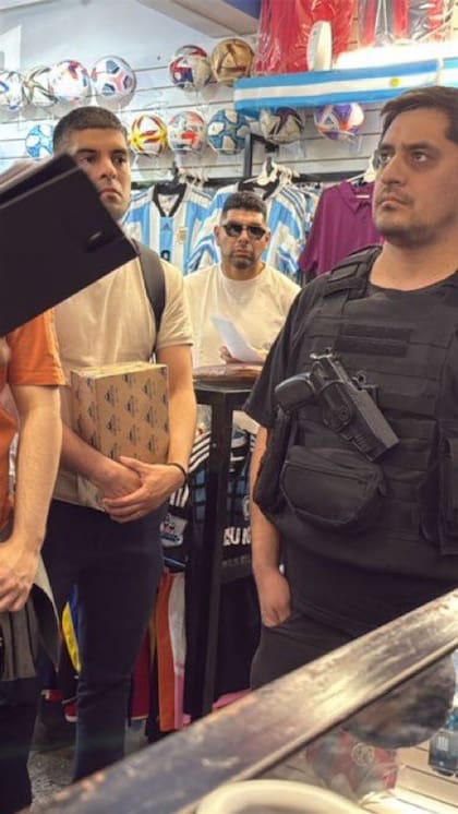 Ortigoza durante el allanamiento al local de Camisetas Nani. Foto: X