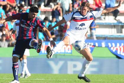 Ortigoza y Tete González luchan en el medio