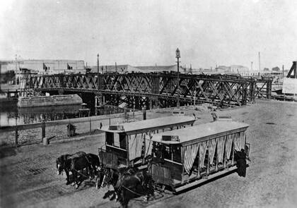 os tranvías a caballo frente al antiguo Puente Pueyrredón en Barracas.