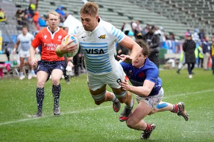 Osadczuk anota un try delante del francés Paul Leraitre en la etapa de Carson, California, en febrero de este año.