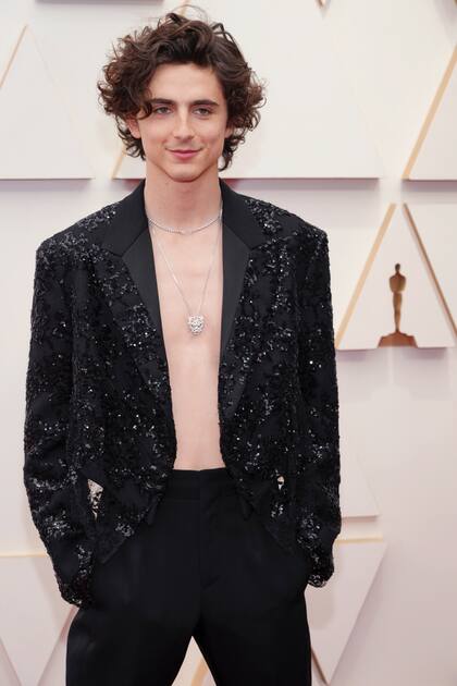 Osado y cool, Timothée Chalamet, protagonista de Dune, llevó un traje con chaqueta decorada con lentejuelas Louis Vuitton y sin camisa. 