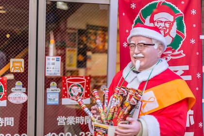 En el año 1974 cuando la marca estadounidense de pollo frito KFC lanzó una campaña llamada “Kurisumasu ni wa kentakkii!” o “¡Kentucky para Navidad!"