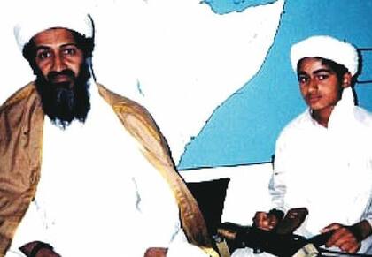 Osama ben Laden, junto a su pequeño hijo Hamza