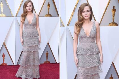 Zoey Deutch súper elegante con un vestido en gris perla de Elie Saab Couture