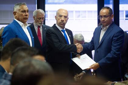 Oscar Laborde, durante el encuentro con la comitiva de diputados chavistas. A su lado, Pedro Carreño, quien llamó “títere” y “jalabolas” a Alberto Fernández