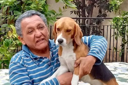 Al chofer escribiente le gustaba registrar todo, en cuadernos o con imgenes, como esa donde se lo ve con su mascota en su casa. Eran tiempos felices