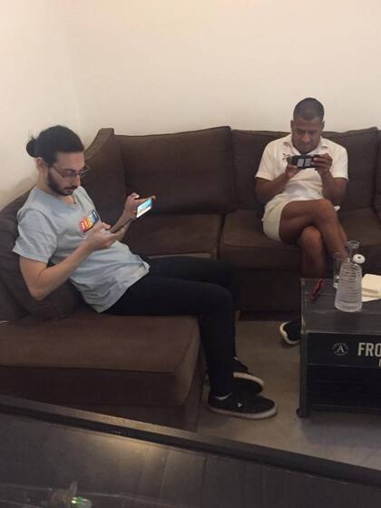 Oscar, a la derecha de la imagen, testea un juego en elprimer día de trabajo