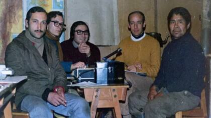 Oscar Aguilera (operando la grabadora) junto al equipo de investigación y un miembro kawésqar (el de más a la derecha) en Puerto Edén, 1975