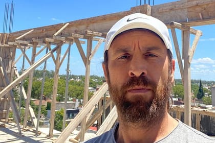 Oscar Ahumada es dueño de una constructora en Zárate