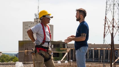 Oscar Ahumada se dedica al rubro de la construcción desde que dejó el fútbol