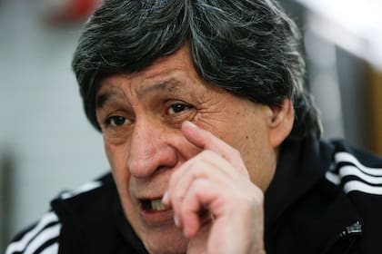 En 1979, un virus que contrajo en el avión de regreso (solo) de la gira de la selección, le dejó algunas secuelas en el habla