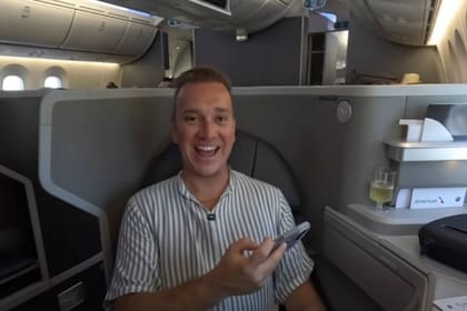Oscar Alejandro, feliz en su asiento de la clase más alta de American Airlines