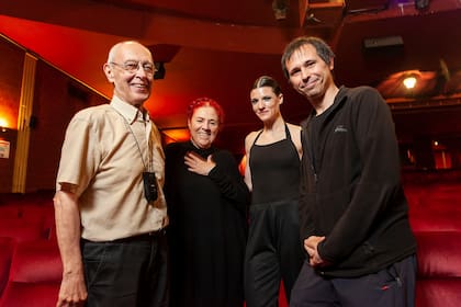Oscar Araiz, Renata Schussheim, Antonella Zanutto y Yamil Ostrovsky, en la platea de El Nacional
