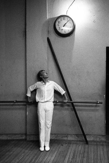 Oscar Araiz, sala La Rotonda, Teatro Colón, 1982. Negativo blanco y negro 35 mm