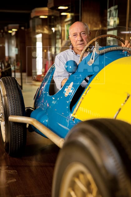 Oscar “Cacho” nació el 6 de abril de 1938. Es el primogénito de Fangio y, aunque su madre, Andrea “Beba” Berruet, fue la mujer que estuvo más tiempo al lado del piloto, llevó el apellido Espinoza, ya que ella todavía estaba casada cuando comenzó su relación con el ídolo, que nunca lo reconoció legalmente. El 16 de diciembre de 2015 fue identificado como hijo legítimo.