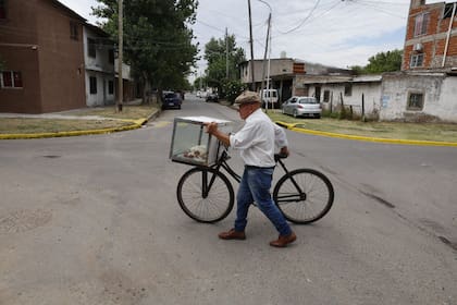 Oscar camina por las calles vacías de su barrio.
