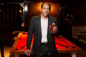Oscar Chabrés: el bartender de las siete vidas
