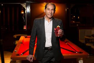 Oscar Chabrés: el bartender de las siete vidas