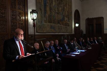 Oscar Conde en el acto formal de ingreso a la Academia Argentina de Letras